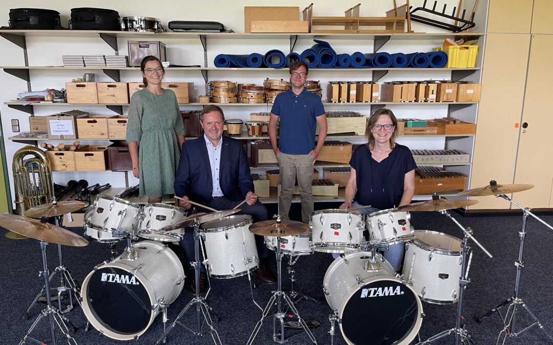 Neue Musikinstrumente: Bläserklasse der Grundschule Cadolzburg erhält zwei Schlagwerke und eine Tuba aus dem Regionalbudget