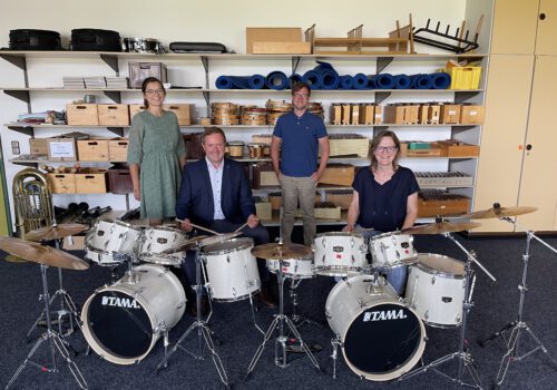 Neue Musikinstrumente: Bläserklasse der Grundschule Cadolzburg erhält zwei Schlagwerke und eine Tuba aus dem Regionalbudget